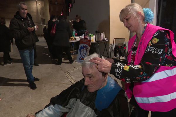 L'association les coiffeurs du cœur offrent des coupes de cheveux gratuites aux plus pauvres.