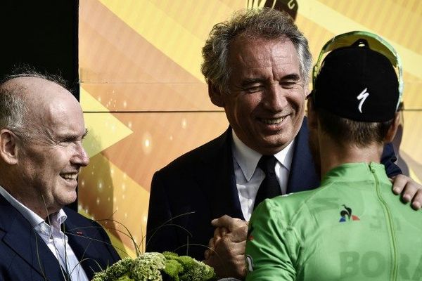 François Bayrou, maire de Pau, félicitant le meilleur sprinter, Peter Sagan, à l'arrivée de la 18e étape entre Trie-sur-Baïse et Pau le 26 juillet 2018