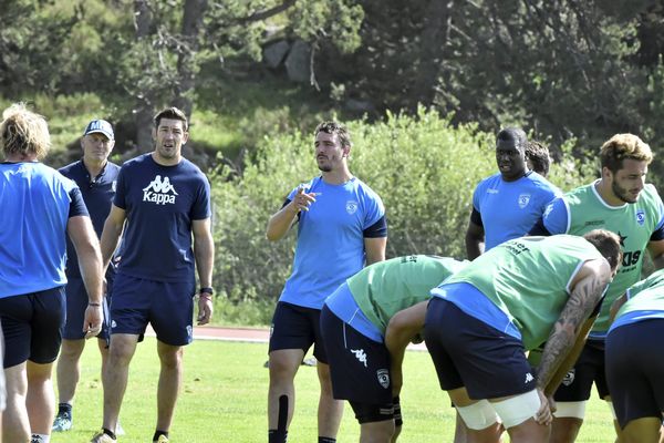 Au centre, Louis Picamoles, nouveau capitaine du MHR