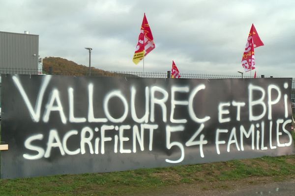 Une banderole a été dressée par les salariés de Vallourec Umbilicals devant l'usine de Venarey-les-Laumes (Côte-d'Or).