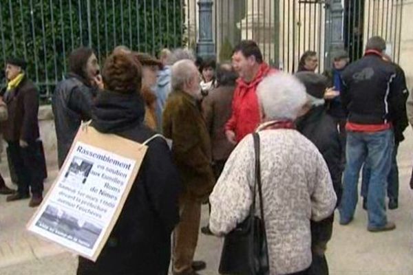 Une centaine de personnes s'est rassemblée devant la préfecture de Nîmes.