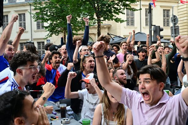 Les supporters Français laissent exploser leur joie lors de la victoire de la France fasse à la Belgique. En 1/4 de finale de l'Euro 2024.