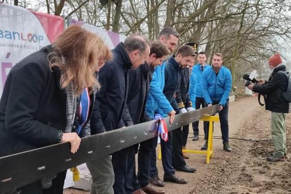 Le premier rail du transport écolo Urban Loop, né en Lorraine, a été posé mardi 19 décembre 2023 à Saint-Quentin-en-Yvelines.