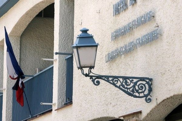 La mairie de St Cyprien en 2008, drapeau en berne après le décès de Jacques Bouille