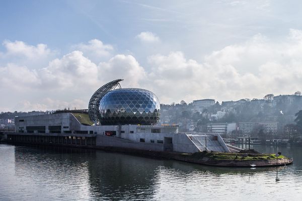 Depuis la fermeture de l'usine Renault, l'île Seguin a été l'objet de plusieurs batailles judiciaires.