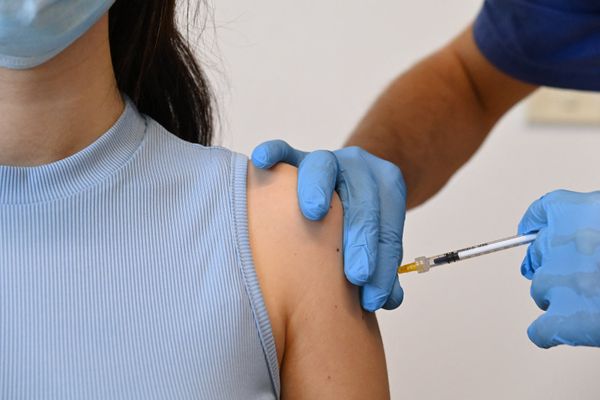 Une personne se faisant administrer une dose de vaccin contre la Covid-19. Photo d'illustration.