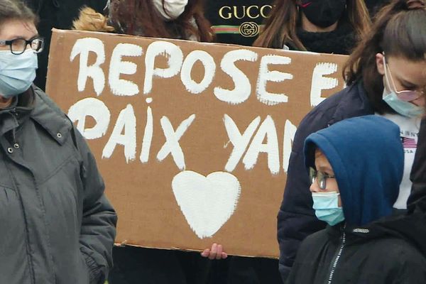 Une pancarte "Repose en paix Yanis", lors de la marche blanche. 