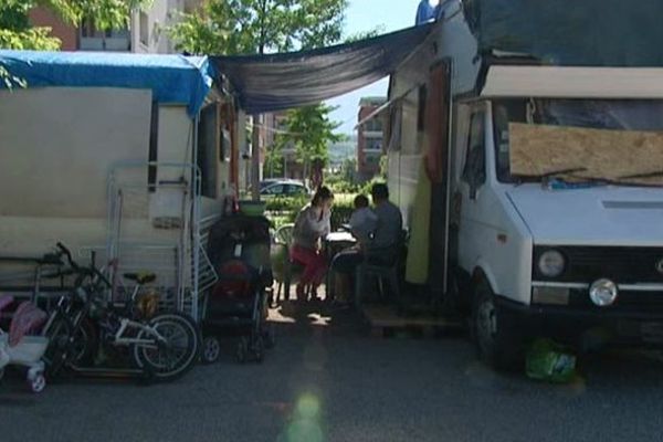 la famille serbo-croate sur un parking d'Echirolles