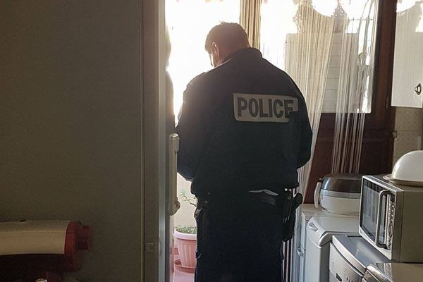 La police est intervenue dans les appartements voisins.