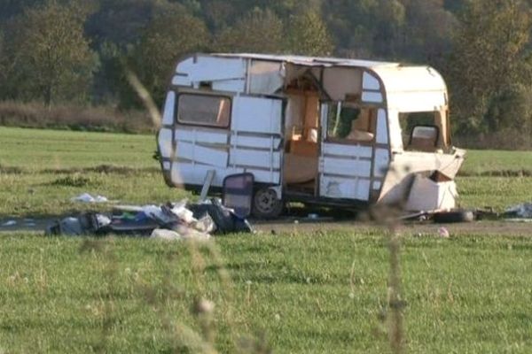 Les Roms arrivés ce week-end à Courmelles (02) sont partis en laissant derrière eux plusieurs carcasses de caravanes.