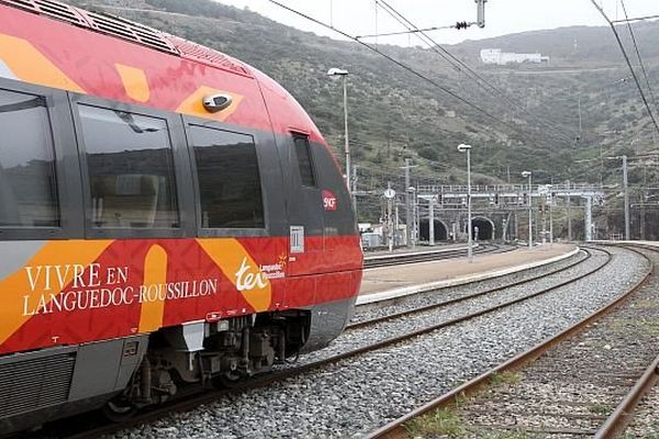 Un TER Languedoc-Roussillon en gare de Cerbère dans les Pyrénées-Orientales - archives