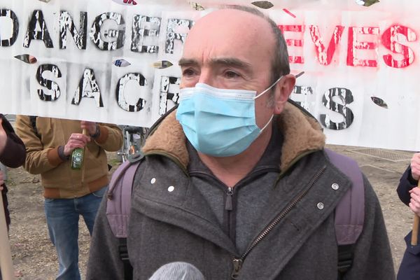 Le secrétaire général académique du SNES à Bordeaux, Jean-Pascal Méral, avant le départ du cortège place de la République à Bordeaux. 