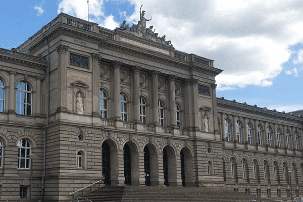 La Faculté de théologie protestante se situe dans l'aile droite Palais universitaire.