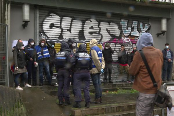 L'opération menée par la ville de Nantes a débuté vers 7h30 ce lundi matin.