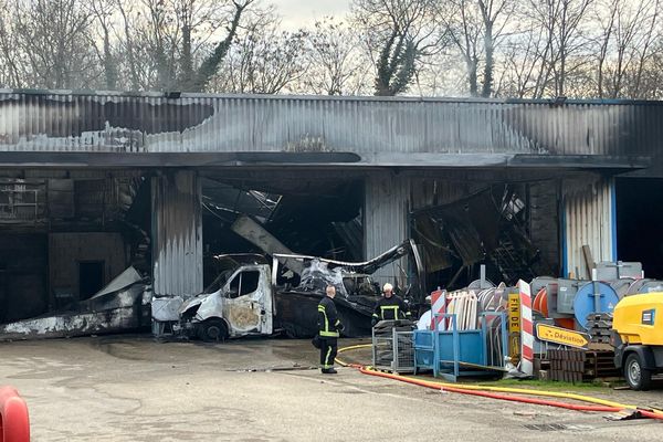 Il aura fallu la nuit entière aux pompiers pour maîtriser l'incendie.