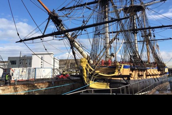 L'Hermione est arrivée à quai à La Pallice ce jeudi 4 avril à 8h pour des travaux de carénage.