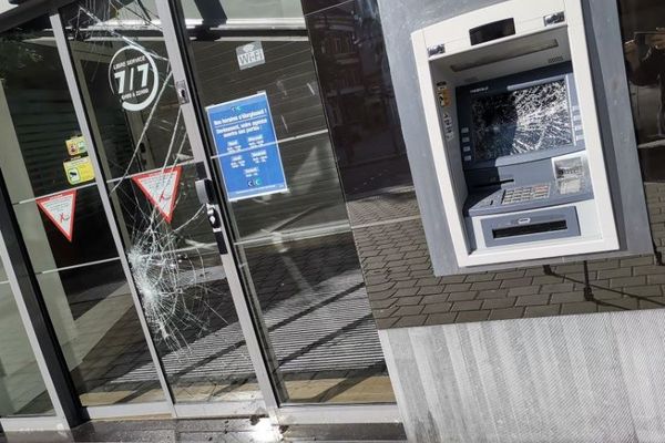 A Valenciennes, une vitrine de banque a été endommagée durant la marche nocturne des gilets jaunes vendredi 31 mai. 