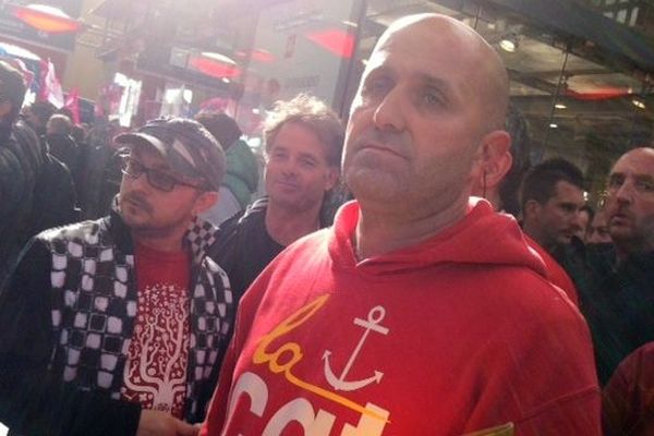 Opposants au mariage pour tous et marins CGT de la SNCM ont accueilli Arnaud Montebourg à la gare Saint-Charles.