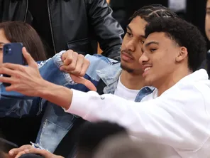 Victor Wembanyama et son frère Oscar en tribune lors du match NBA Paris Game 2023 à Bercy.