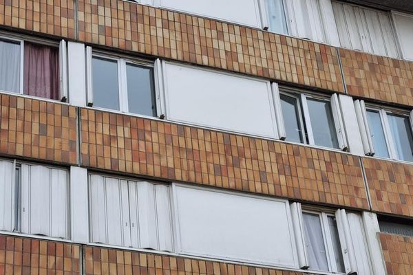 Cinq corps sans vie, dont ceux de quatre enfants, ont été découverts dans un appartement du quartier de la Villeneuve, à Grenoble, le 11 mars.