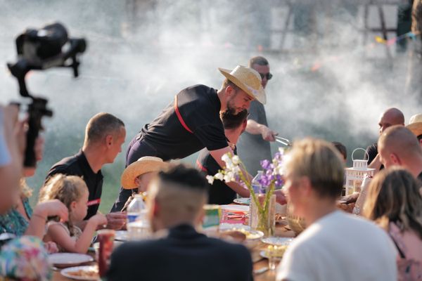 Sur le tournage du teaser du bal des pompiers 2023 à Strasbourg. Ambiance champêtre et familiale