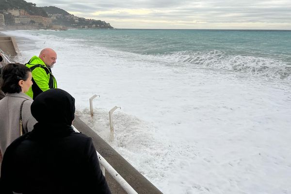 De fortes rafales de vent ont été enregistrées, essentiellement sur les reliefs. A Nice, un coup de mer est toujours d'actualité en cette fin de journée.