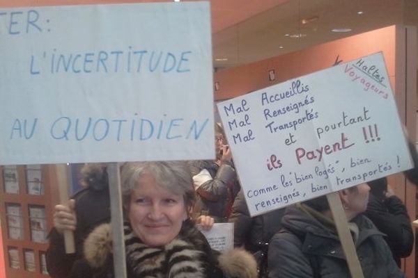 Des usagers manifestent à la gare de Toulouse Matabiau (26/01/2013)