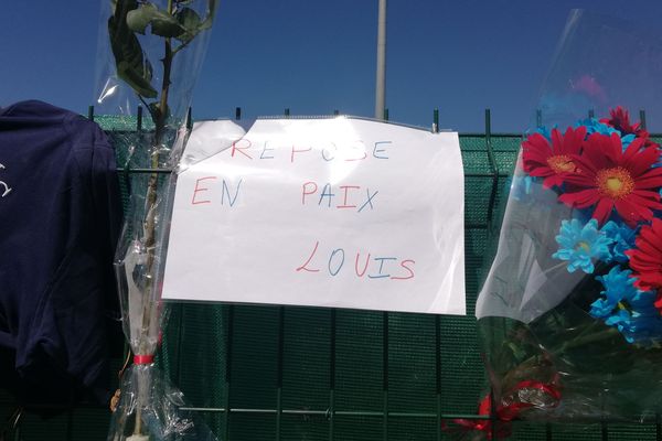 Au stade Jean Alric, à Aurillac, les hommages se multiplient pour le jeune trois-quarts de 21 ans, décédé le 10 août.