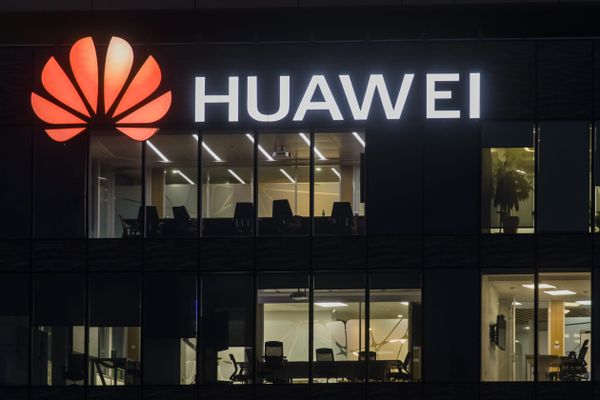 Le siège de la filiale française du géant chinois de l'électronique Huawei, à Boulogne-Billancourt, photographié de nuit. C'est un important investisseur en Alsace.