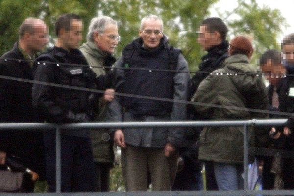 Francis Heaulme et l'ancien Procureur de la République de Metz Joël Guitton le 3 octobre 2006 lors d'une reconstitution sur le lieu du meurtre des deux enfants de Montigny-lès-Metz, tués le 28 septembre 1986.