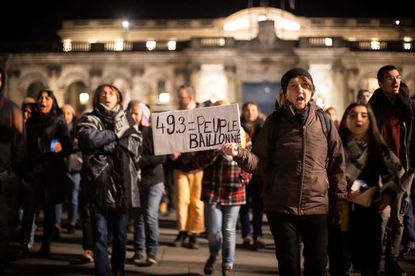 Près de 200 personnes se sont réunies hier soir, pour protester contre l'utilisation du 49-3. 