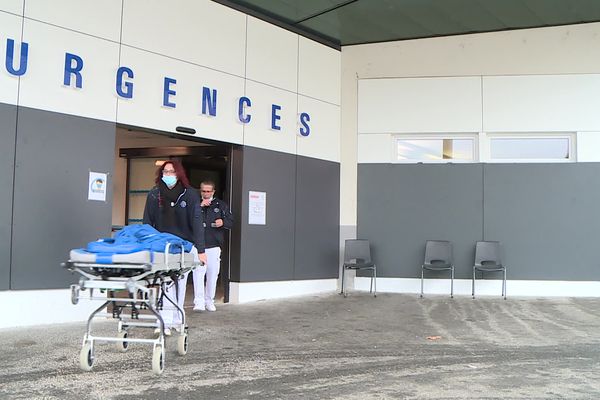 Les urgences de Périgueux font face à la fois au manque de personnel et à une épidémie de Covid et de grippe.