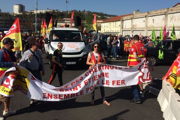 La manifestation est partie de la gare de Saint-Etienne-Châteaucreux, ce jeudi 19 avril à 10h30. Les cheminots ont été rejoins par des personnels de la société Enedis notamment.