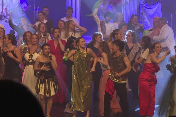 L'association A Portée d'Choeur, les Enfoirés du Morbihan, permet chaque année de récolter plus de 30 000 euros au bénéfice des Restos du Coeur du département. La troupe composée de 70 personnes crée un spectacle de A à Z, des textes de théâtre à la danse en passant par les costumes et les décors.