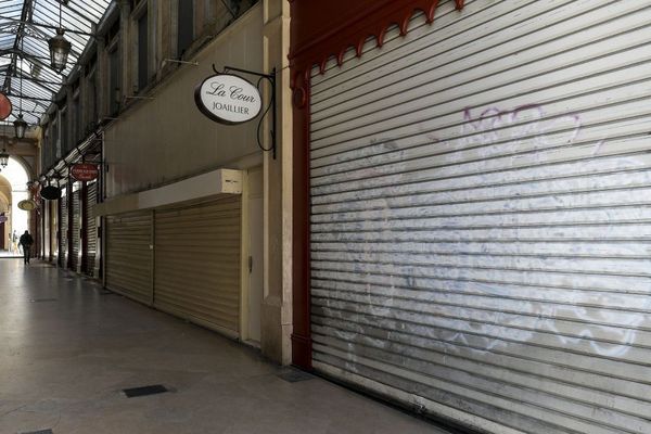 Comment éviter le choc pour les entreprises à l'arrêt ou au ralenti. La galerie bordelaise dans le centre de Bordeaux, les commerces sont fermés.