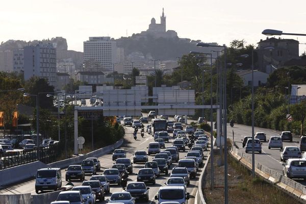  Illustration sur les embouteillages quotidiens à l'entrée et à la sortie de Marseille sur l'auroroute Est A50.