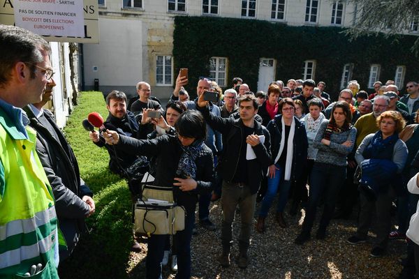 Le directeur d'Arjowiggins annonce à ses salariés la liquidation de l'usine.
