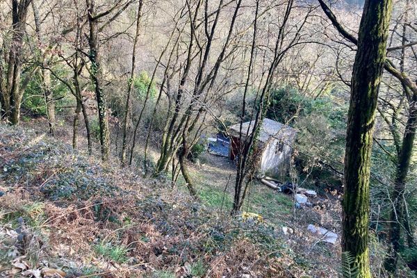 C'est sur ce terrain à la sortie du village de Coupiac, dans le sud Aveyron, que le corps d’un homme brûlé et démembré a été découvert vendredi 10 février 2023