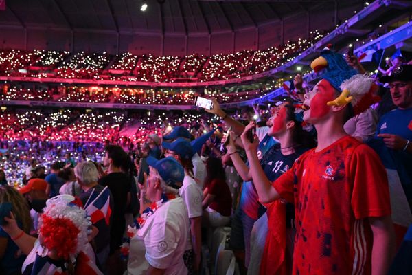 Le public en fusion au stade Pierre Mauroy lors de la demi-finale de handball entre les Françaises et les Suédoises, jeudi 8 août 2024.