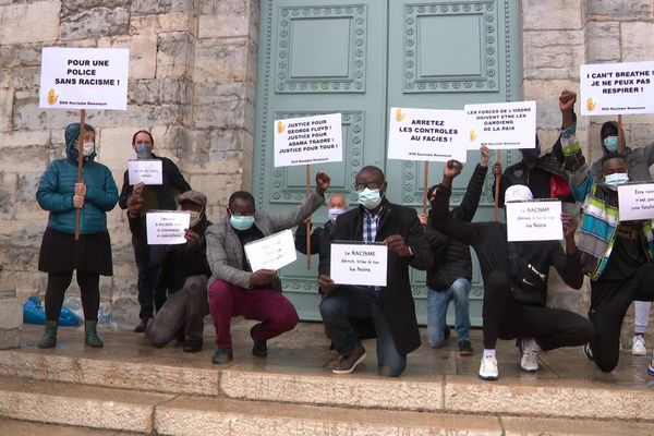 Le genou à terre et le poing levé pour dénoncer les violences policières  