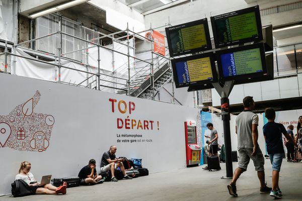 Les voyageurs patientent en gare Montparnasse