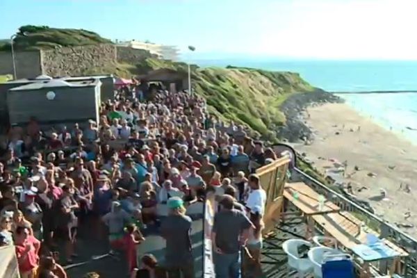 Plusieurs centaines de personnes rassemblées sur la plage mythique de Biarritz samedi 1er septembre à l'appel du collectif "Sauvons Marbella"