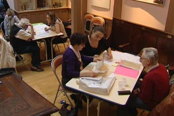 Lundi matin, les 4 documentalistes et spécialistes du Mémorial de la Shoah ont reçu sans discontinuer, à l'ancienne synagogue de Clermont-Ferrand, les hommes et femmes venus transmettre leur histoire personnelle de l'holocauste au travers de documents qu'ils ont soigneusement conservés.