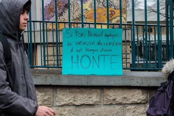 Des lycéens s'étaient rassemblés après les faits devant le lycée Bergson, dans le 19ème arrondissement, en mars 2016.