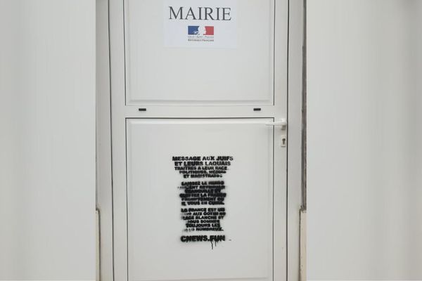 Un tag antisémite retrouvé sur la porte de la mairie d'Allonville, commune de 775 habitants dans la Somme.