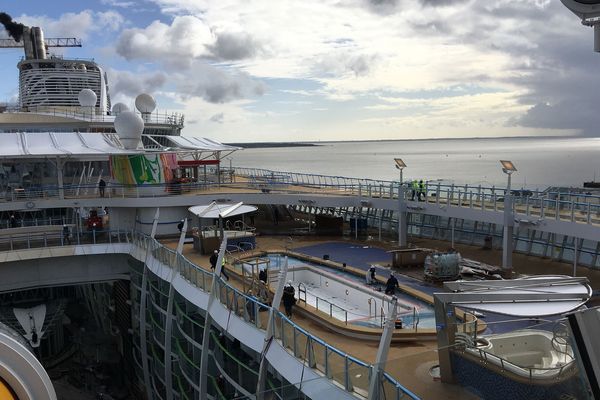 Un des ponts supérieurs du Symphony of the Seas