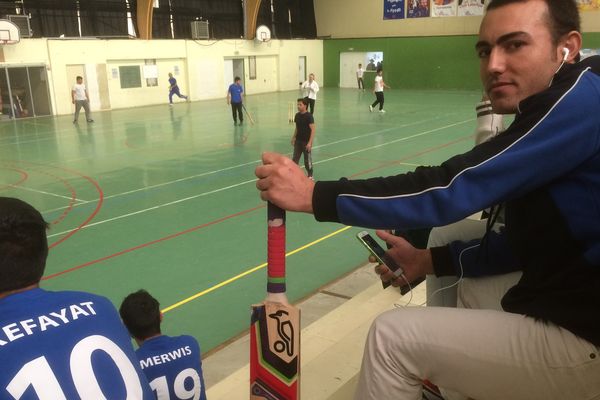 La salle René Drann à Doué en Anjou accueillait un tournoi de cricket avec des migrants afghans