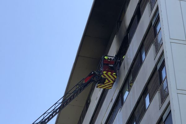 Leu feu a pris dans la cuisine d'une septuagénaire qui a été grièvement brûlée.