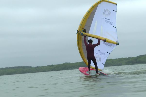 Le club de voile de Soustons (40) propose de découvrir une nouvelle pratique nautique, le windfoil ou wingfoil, ce week-end du 29 et 30 avril.