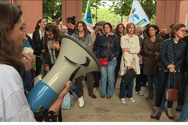 Une cinquantaine d'enseignants s'est rassemblée devant le rectorat de Toulouse.